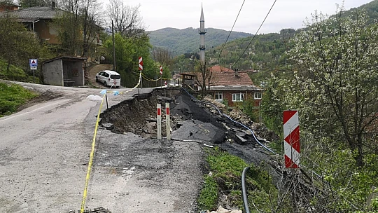 Hasankadı'da heyelanlı yola müdahale edilmedi
