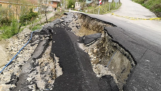 Hasankadı'da heyelanlı yola müdahale edilmedi