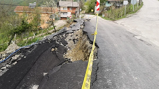 Hasankadı'da heyelanlı yola müdahale edilmedi