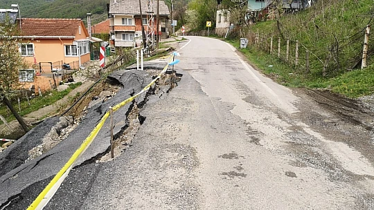 Hasankadı'da heyelanlı yola müdahale edilmedi