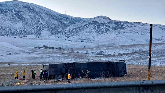 Yolcu otobüsü devrildi: 8 ölü, 33 yaralı