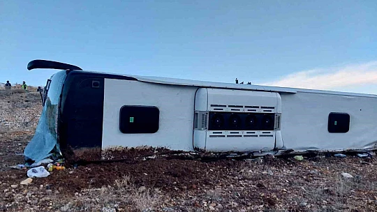 Yolcu otobüsü devrildi: 8 ölü, 33 yaralı