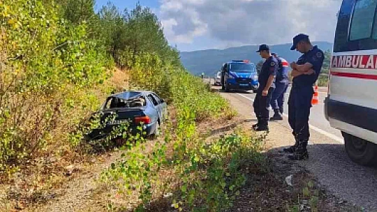 Yoldan çıkan otomobil şarampole uçtu: 3 yaralı