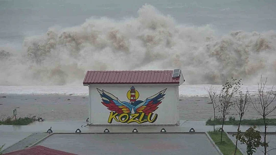 Zonguldak'ta fırtına ve yağmur hayatı olumsuz etkiledi