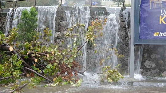 Zonguldak'ta fırtına ve yağmur hayatı olumsuz etkiledi