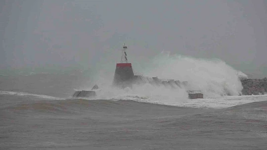 Zonguldak'ta fırtına ve yağmur hayatı olumsuz etkiledi