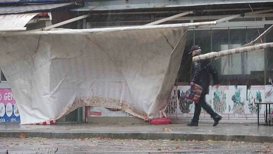 Zonguldak'ta fırtına ve yağmur hayatı olumsuz etkiledi