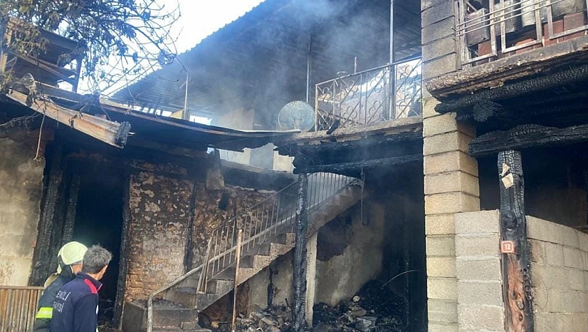 Evlerin ve ahırın küle döndüğü yangında 30 küçükbaş telef oldu