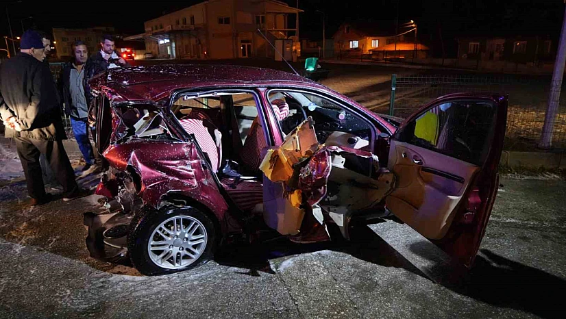 Trafik ışıklarında feci kaza: 3'ü ağır 6 yaralı